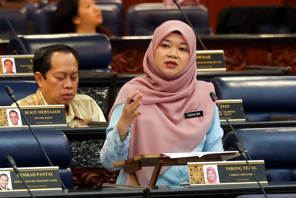 Fadhlina ketika sesi soal jawab pada Mesyuarat Pertama Penggal Kedua Parlimen ke-15 di Bangunan Parlimen pada Khamis. - Foto Bernama