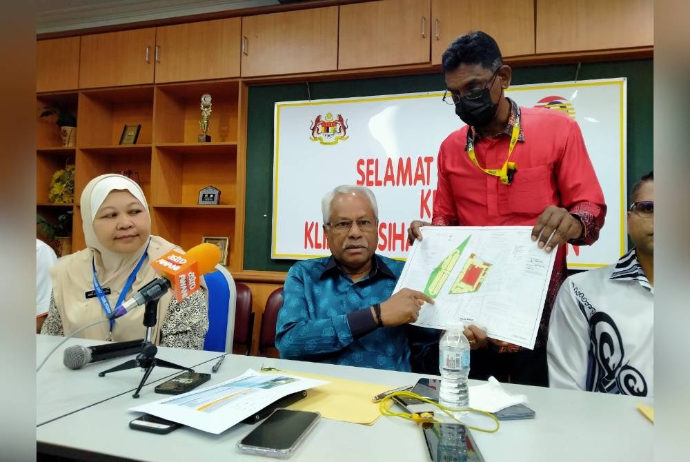 Sivanesan (duduk, tengah) menunjukkan ruang parkir baharu yang akan disiapkan pada pertengahan Mei depan ketika mengadakan lawatan kerja ke Klinik Kesihatan Greentown di sini pada Khamis.