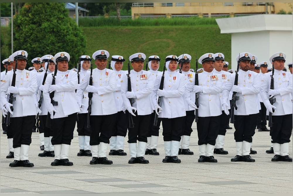 Anggota Kawalan Kehormatan Utama Maritim Malaysia pada Istiadat Paluan Berundur Ketua Pengarah Maritim Malaysia, Laksamana Maritim Datuk Mohd Zubil Mat Som di Dataran Pahlawan Negara hari ini. - Foto Bernama