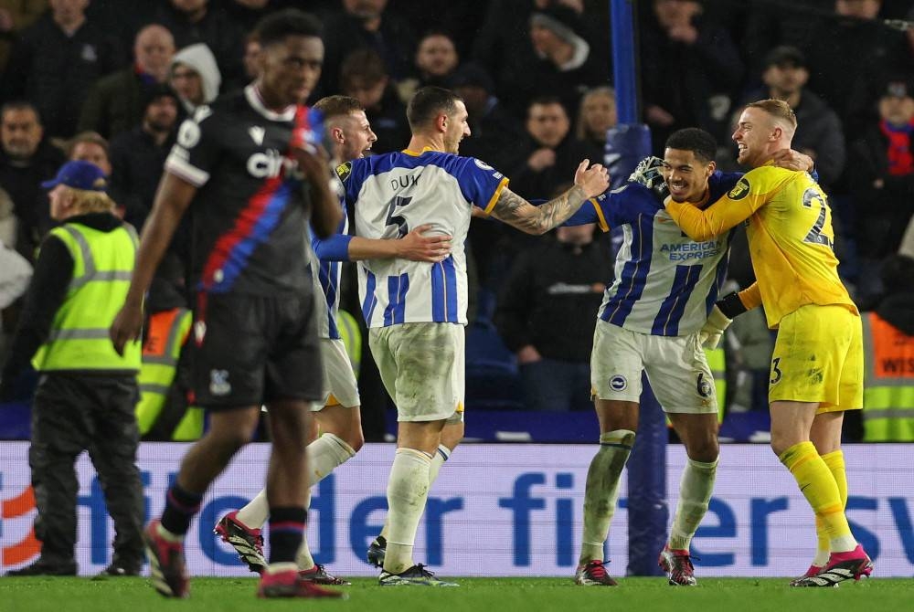 Pemain Brighton meraikan kejayaan menewaskan Palace 1-0 dalam saingan EPL pada Khamis. - Foto AFP