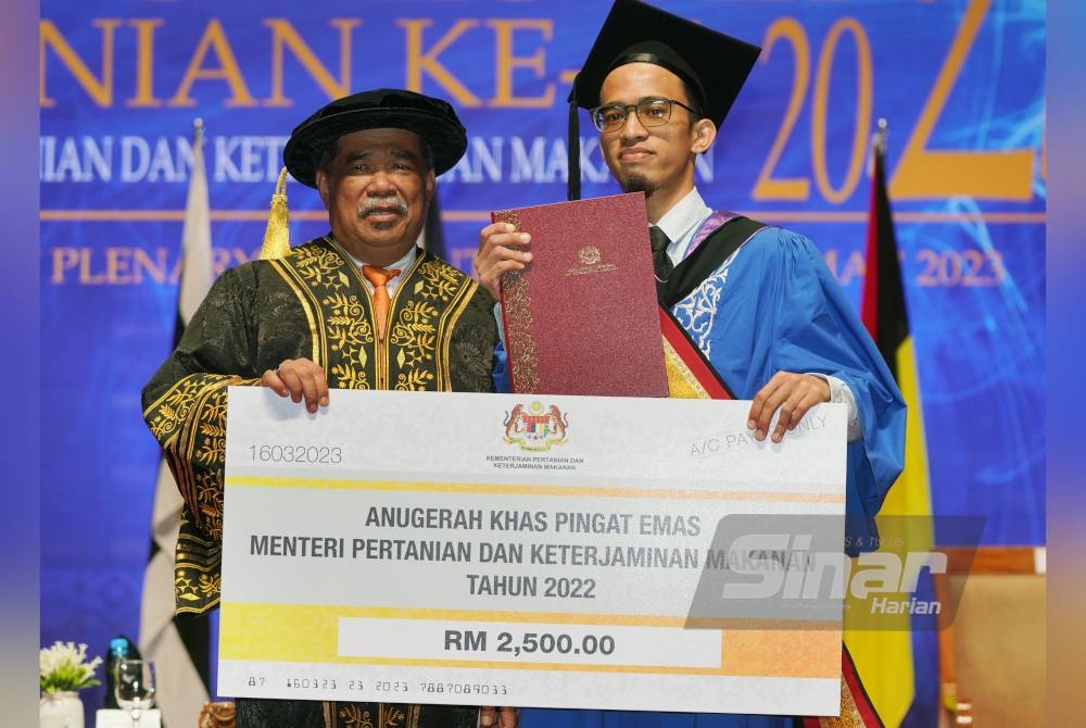 Mohamad menyampaikan Anugerah Khas Pingat Emas Menteri kepada Zulfaqar Arief Zolhaimi pada Majlis Konvokesyen Pertanian Ke-11 2023 yang diadakan di Pusat Konvensyen Antarabangsa Putrajaya (PICC), Putrajaya pada Khamis. - Foto Sinar Harian ROSLI TALIB