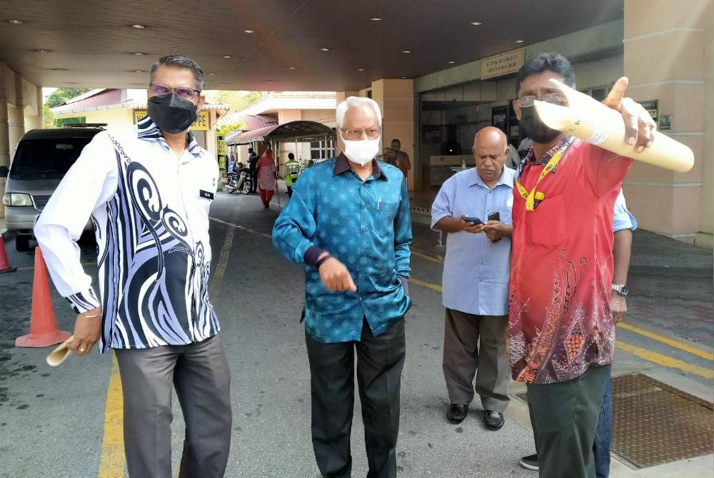 Sivanesan (dua dari kiri) ketika mengadakan lawatan ke Klinik Kesihatan Greentown pada Khamis.