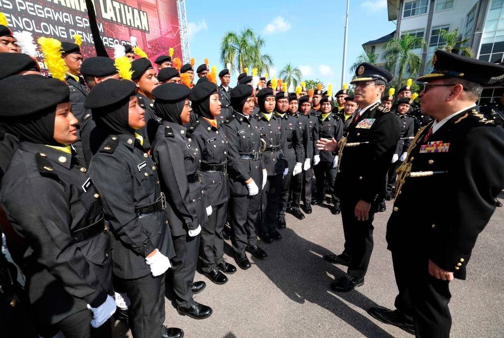 Azam berbual dengan pegawai SPRM selepas Majlis Perbarisan Tamat Latihan Kursus Asas Pegawai SPRM (Penolong Penguasa P29) di pekarangan Kompleks SPRM Johor hari ini. - Foto Bernama