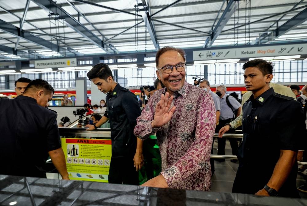 Anwar ketika menghadiri Majlis Pelancaran Operasi Laluan Penuh MRT Putrajaya Laluan Putrajaya, hari ini. - Foto Bernama