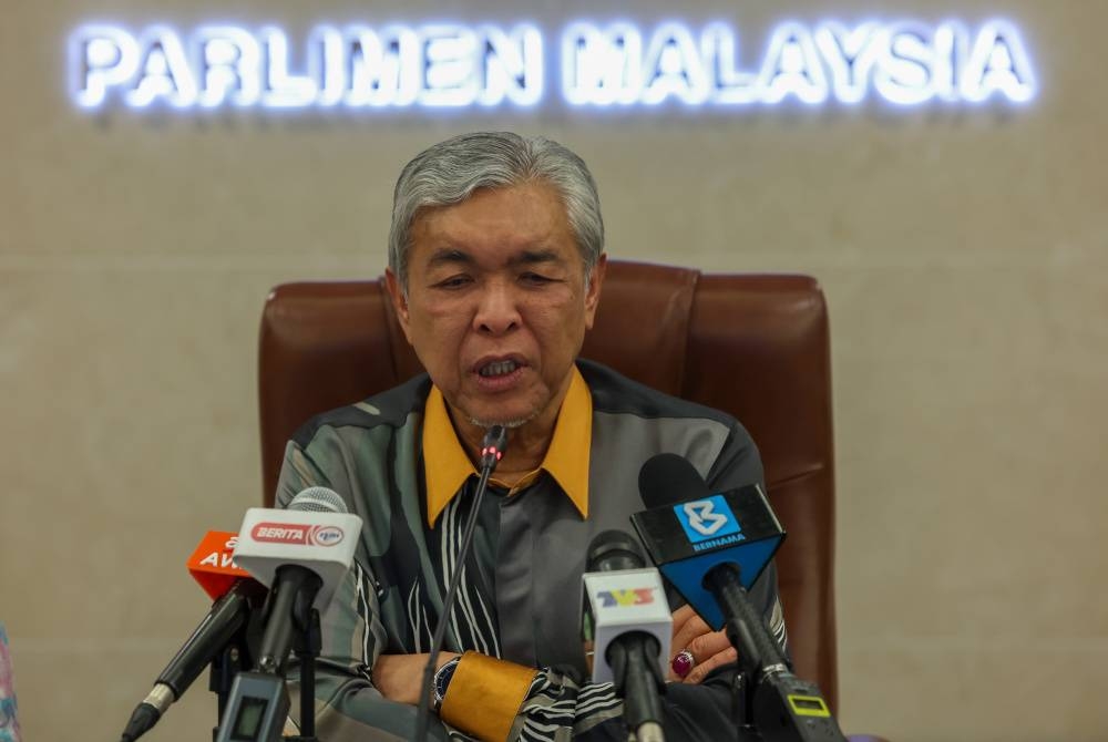 Ahmad Zahid (kanan) ketika mengadakan sidang media selepas mempengerusikan mesyuarat Majlis Sosial Negara di Parlimen. - Foto Bernama