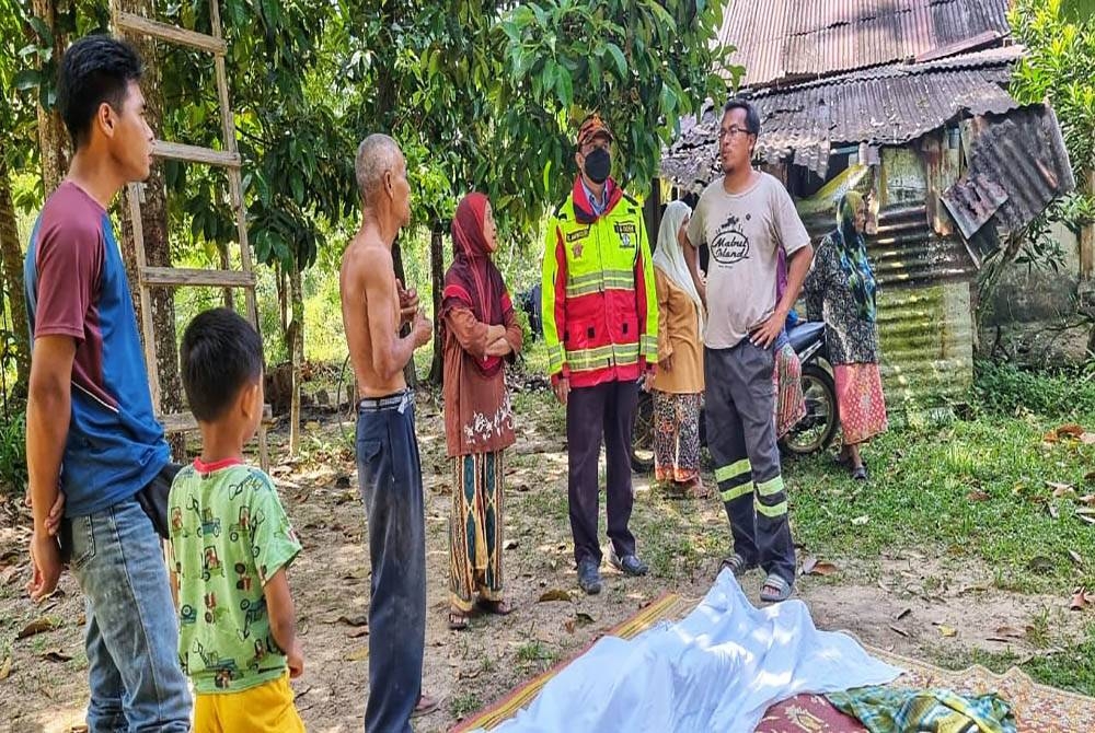 Mangsa ditemui oleh penduduk kampung terbaring bersama peralatan menebang pokok.