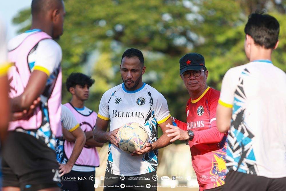 Yee Fatt (dua dari kanan) merangka strategi terbaik bagi memburu tiga mata ketika berdepan Sabah di Likas pada Jumaat.
FOTO: FB PENANG FC