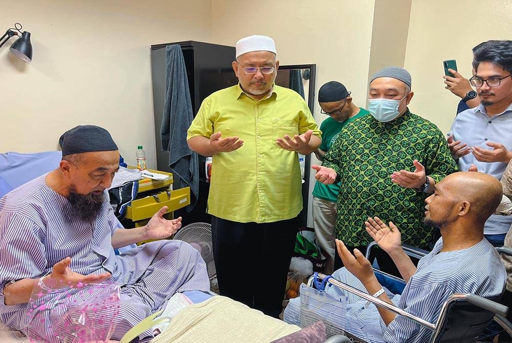 Wan Sukairi (dua dari kiri) ketika menziarahi Ustaz Azhar Idrus yang kini dirawat di hospital kerana kurang sihat. Foto: Facebook Ustaz Wan Sukairi Wan Abdullah