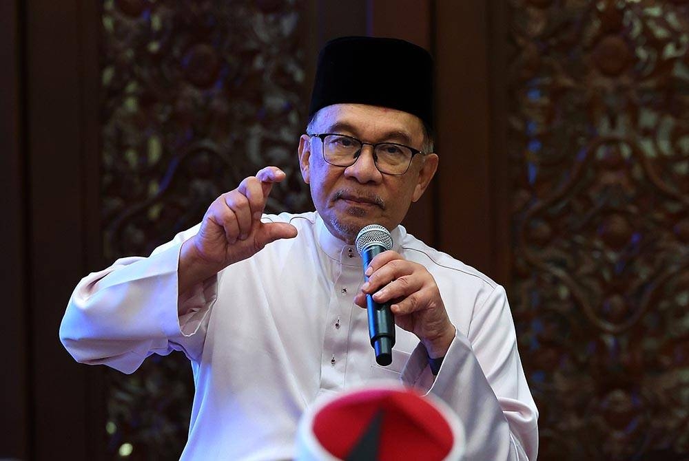 Perdana Menteri Datuk Seri Anwar Ibrahim berucap pada Majlis Ilmu MADANI bersama Perdana Menteri di Kompleks Seri Perdana malam ini. - Foto Bernama