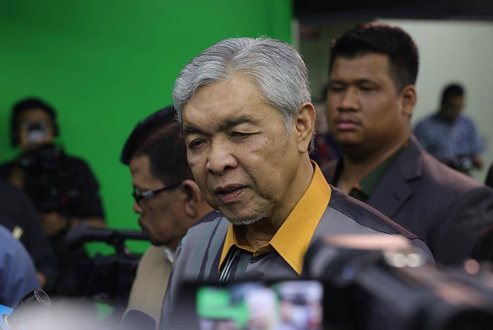 Timbalan Perdana Menteri Datuk Seri Dr Ahmad Zahid Hamidi ketika ditemu bual selepas Majlis Perasmian NRChannelTV di Kompleks Uda Rama malam ini.- Foto Bernama.