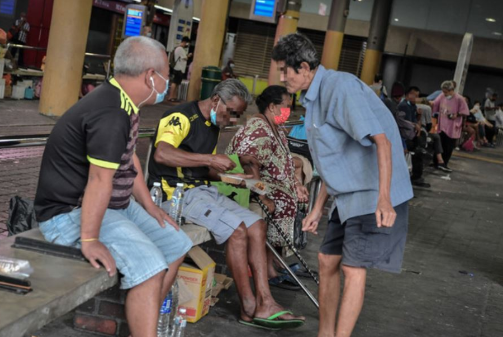 Ramai gelandangan di ibu kota dalam kalangan warga emas yang menghabiskan sisa hidup di jalanan tanpa perhatian keluarga. - Foto hiasan/Bernama