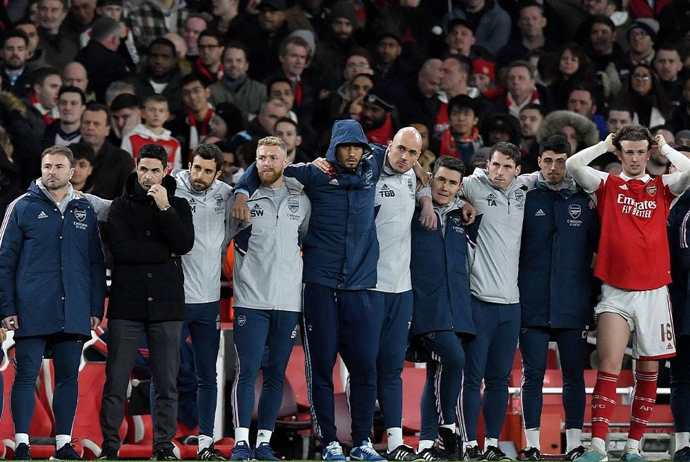 Arteta (dua dari kiri) bersama pegawai pasukan kecewa Arsenal tersingkir daripada saingan Liga Europa di Emirates awal pagi Jumaat. - Foto EPA