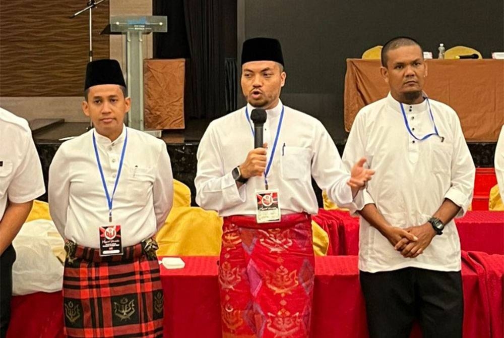 Akmal Zharif (tengah) menyampaikan ucapan selepas diumum memenangi jawatan Ketua Pemuda UMNO Bahagian Tambun pada pemilihan yang berlangsung pada 11 Mac lalu.