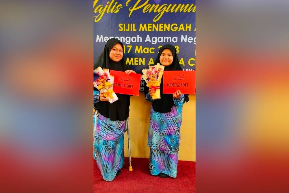 Puteri Aleeya (kiri) dan Nur Dalilah antara 108 calon SMA Pahang yang meraih Mumtaz Sofi.