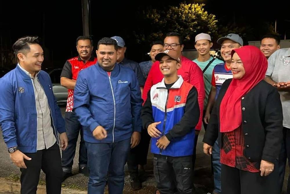 Rosni (kiri) hadir pada program penyerahan borang keahlian UMNO daripada Aiman (dua dari kanan) pada Khamis.