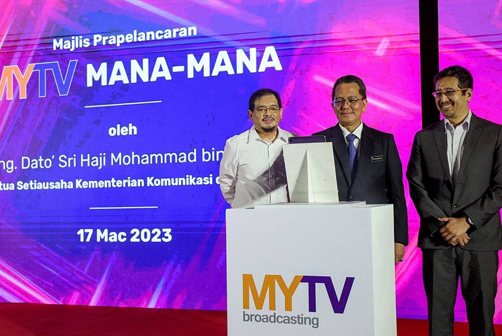 Mohammad merasmikan Prapelancaran MYTV Mana-Mana sambil diperhatikan Ketua Pegawai Teknologi & Inovasi Suruhanjaya Komunikasi Multimedia Malaysia, Shamsul Izhan Abdul Majid (kanan) dan Ketua Pegawai Eksekutif Kumpulan Altel, Mohd Helmi Harith (kiri) di sebuah hotel, pada Jumaat. - Foto Bernama