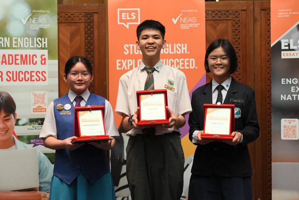 Tiga pemenang utama Pertandingan Menulis Esei ELS English Language Ambassador Award 2022.