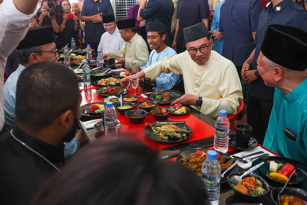 Anwar (dua dari kanan) meluangkan masa menikmati makanan tengah hari bersama lebih 150 mahasiswa Universiti Kebangsaan Malaysia (UKM) Bangi di Kafeteria Randau Rasa, UKM, pada Jumaat. - Foto Bernama