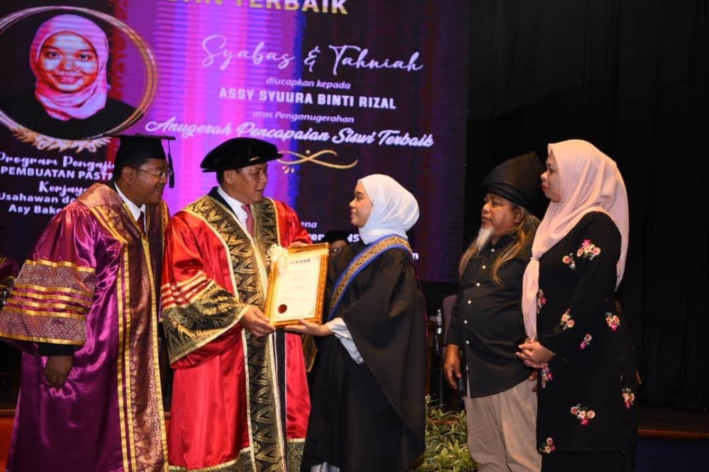 Aminuddin (dua kiri) ketika menyampaikan sijil kepada graduan terlibat.