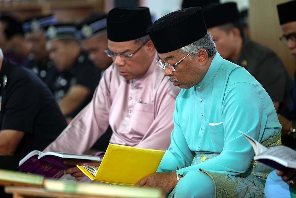 Al-Sultan Abdullah berkenan berangkat pada majlis bacaan Yasin, tahlil dan doa selamat serta solat Jumaat sempena Peringatan Hari Polis Ke-216 di Masjid Bukit Aman, pada Jumaat. Foto Bernama