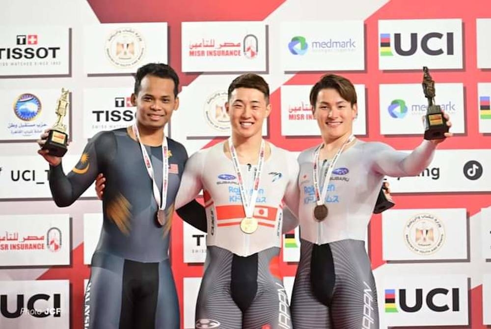 Shah Firdaus (kiri) meraih pingat perak dalam acara keirin lelaki Piala Negara-Negara UCI 2023 di Kaherah, Mesir. - Foto Facebook Muhammad Shah Firdaus