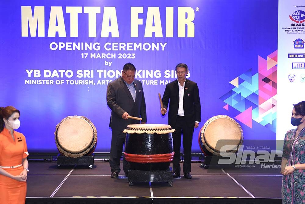 Tan Kok Liang dan Tiong King Sing memukul gendang simbolik kepada perasmian MATTA Fair 2023 di MITEC pada Jumaat.