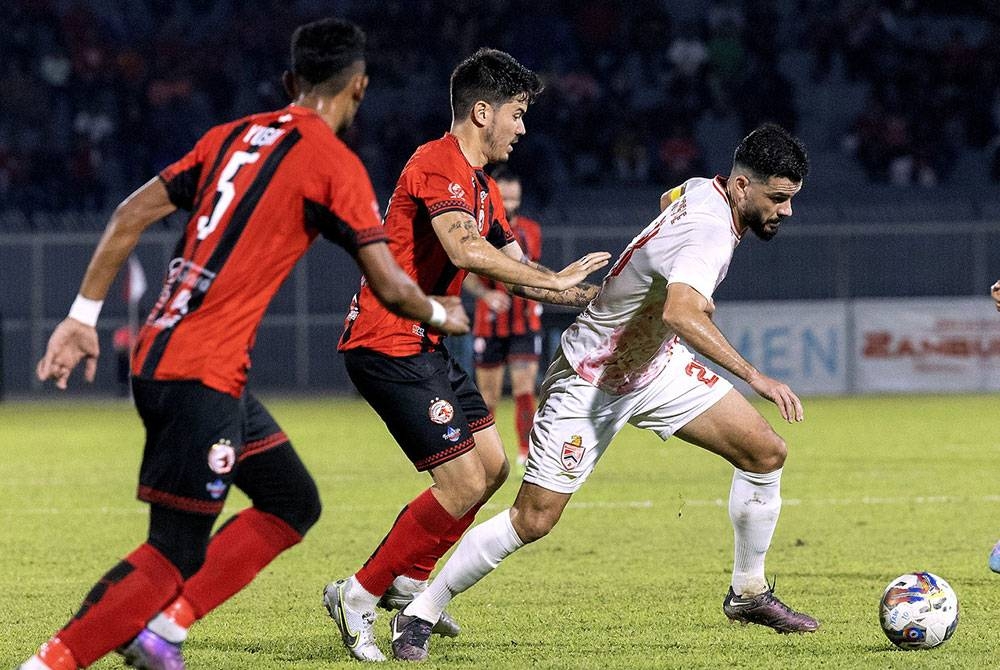 Pemain Kuala Lumpur City FC Paulo Josue Sturmer Dos Reis (kanan) dihalang pemain Kelantan FC dalam aksi perlawanan menentang Kelantan FC di Stadium Sultan Muhammad Ke-IV malam ini.