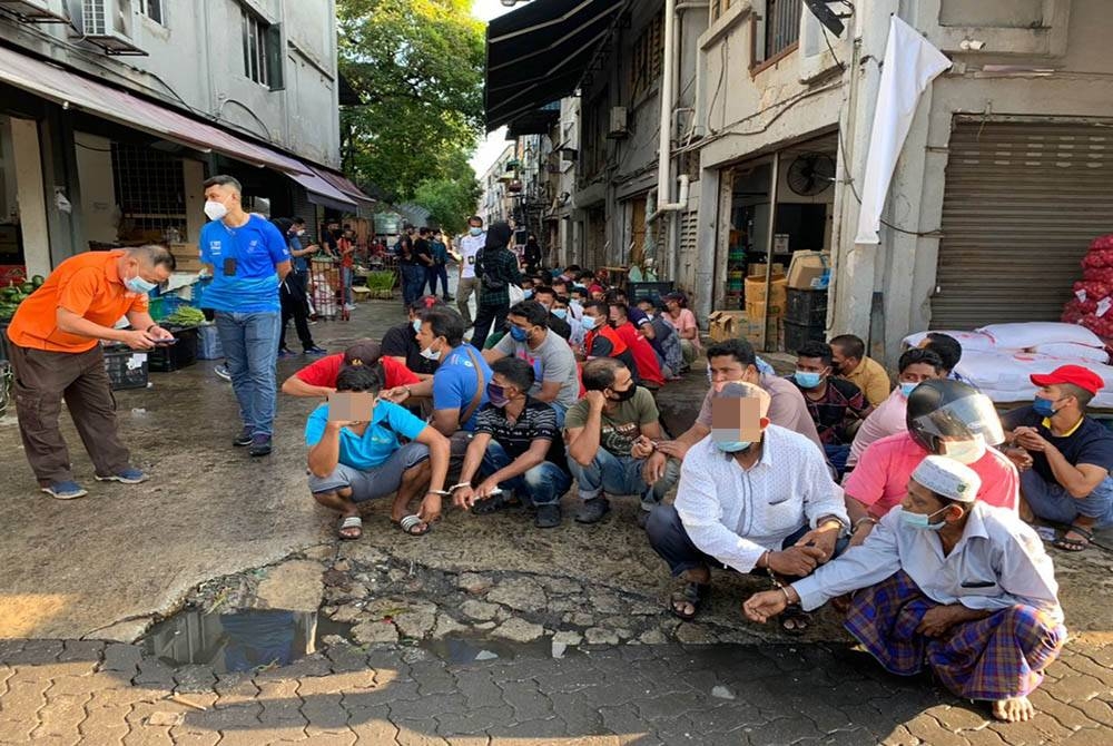 Jumlah warga asing bertambah di sesuatu lokasi berpunca daripada bantuan oleh warga tempatan.