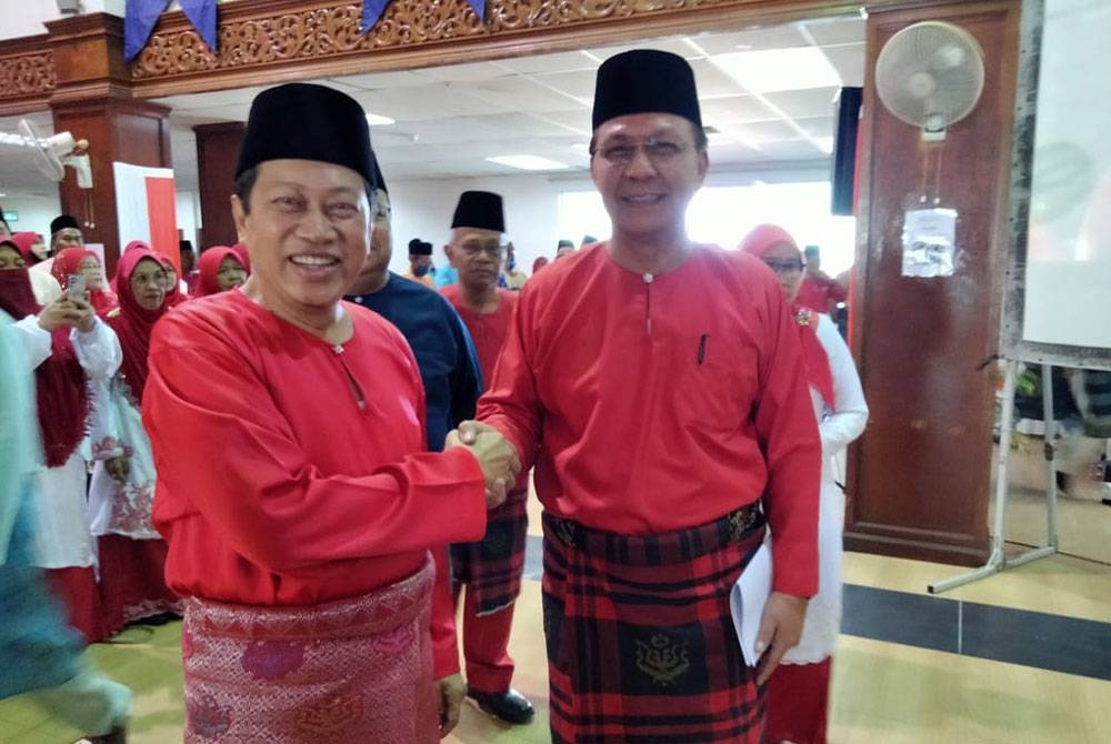 Hasni ( kanan) dan Ahmad (kiri) bersalaman sebelum Pemilihan dan Mesyuarat Perwakilan UMNO Bahagian Pontian di Dewan Jubli Intan Pontian bermula pada pagi Sabtu.