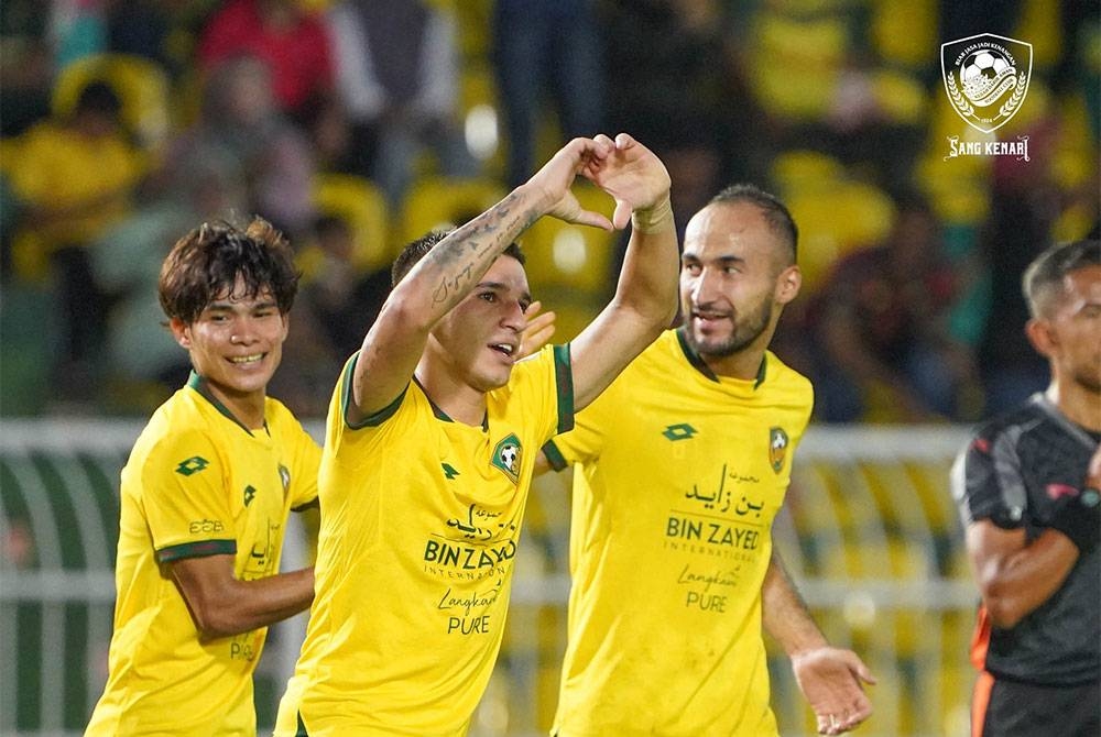 Manuel Hidalgo (tengah) menjaringkan gol ketiga bagi membantu KDA FC menewaskan Kuching City 3-0 di Stadium Darul Aman pada Jumaat. FOTO KDA FC