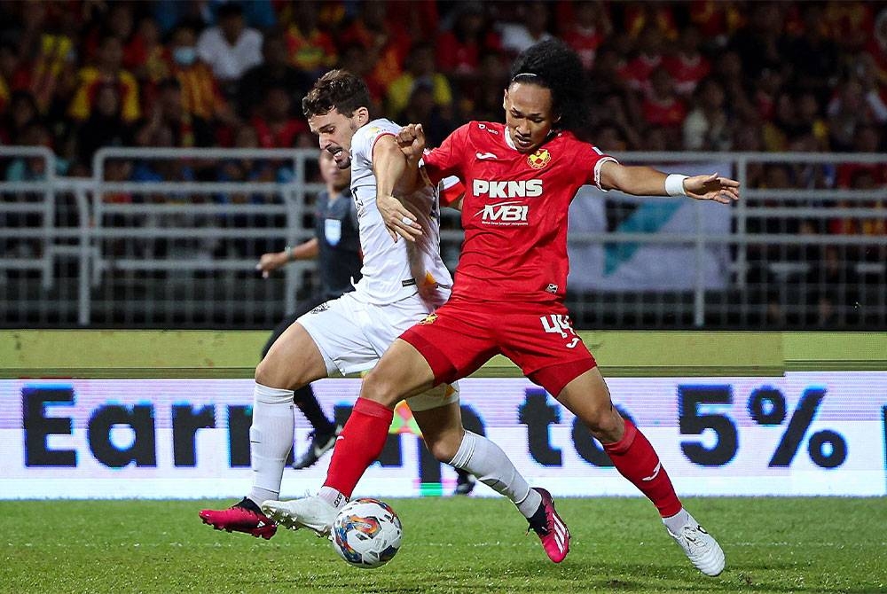 Pemain Johor Darul Ta’zim (JDT) Juan Muniz (kiri) diasak pemain pertahanan Selangor FC Sharul Nazeem pada saingan Liga Super di Stadium Bola Sepak Majlis Bandaraya Petaling Jaya. Foto: Bernama