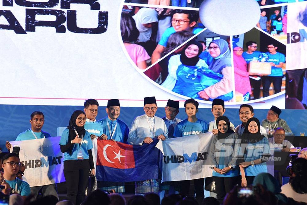 Anwar menyempurnakan Flagoff Banjir Khidmat Malaysia ke Johor anjuran AMK di Stadium Malawati pada Kongres Nasional PKR pada Sabtu. - Foto: Sinar Harian/ Mohd Rafiq Redzuan Hamzah