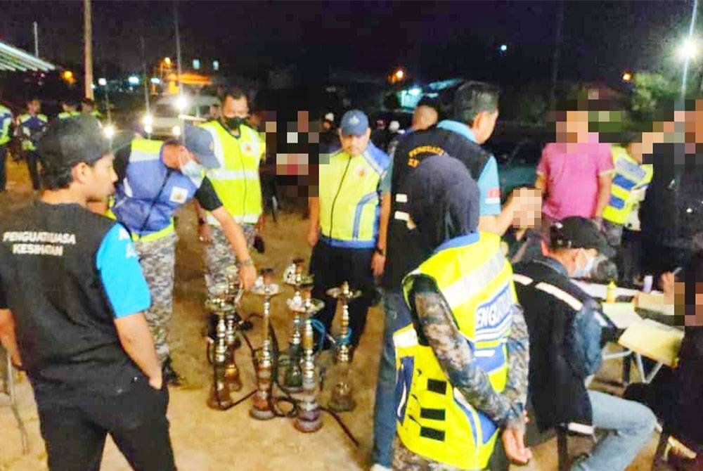 Tujuh lelaki terima notis amaran bawah kesalahan aurat dan enam unit dapur shisha disita semasa Ops Bersepadu di Gertak Chaber, Tanah Merah.