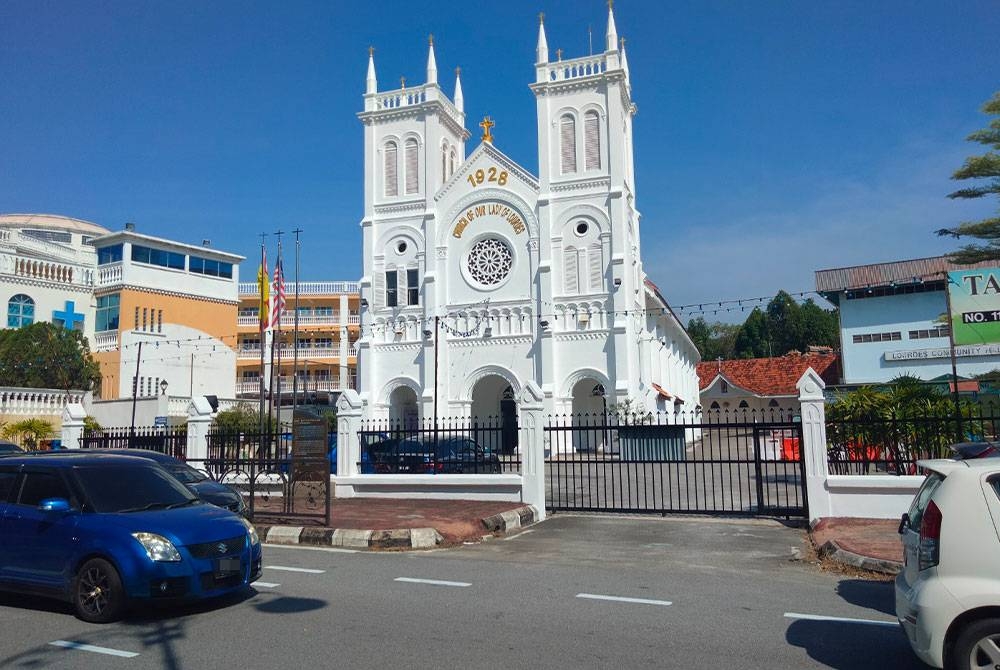 Keadaan di Gereja The Church of Our Lady of Lourdes, Klang terkawal dengan hanya aktiviti dalaman yang dijadualkan pihak gereja.