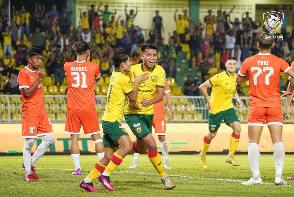 Rembatan berkelas dunia daripada Akmal (empat dari kiri) pada minit ke-28 mengejutkan pasukan pelawat, Kuching City FC di Stadium Darul Aman pada malam Jumaat. - Foto: KDA FC