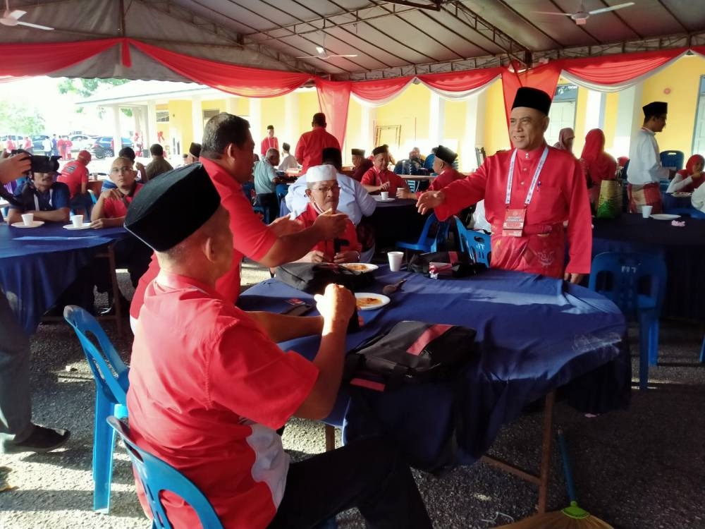 Saarani (kanan) bertemu perwakilan UMNO Bahagian Lenggong ketika hadir ke Mesyuarat Perwakilan UMNO Bahagian Lenggong di Dewan Kolej Kemahiran Tinggi Mara Lenggong di sini pada Sabtu. 