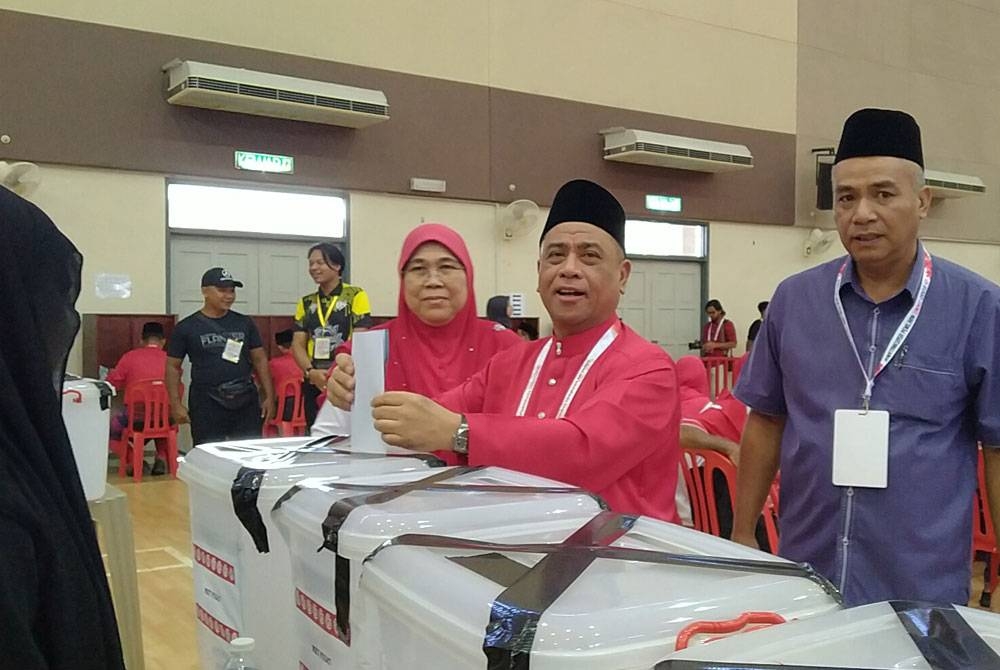 Saarani (tengah) ketika membuang undi ketika Mesyuarat Perwakilan UMNO Bahagian Lenggong di Dewan Kolej Kemahiran Tinggi Mara Lenggong di sini pada Sabtu.