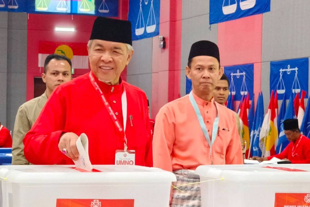 Ahmad Zahid membuang undi pada Mesyuarat Perwakilan UMNO Bahagian Bagan Datuk pada Sabtu.