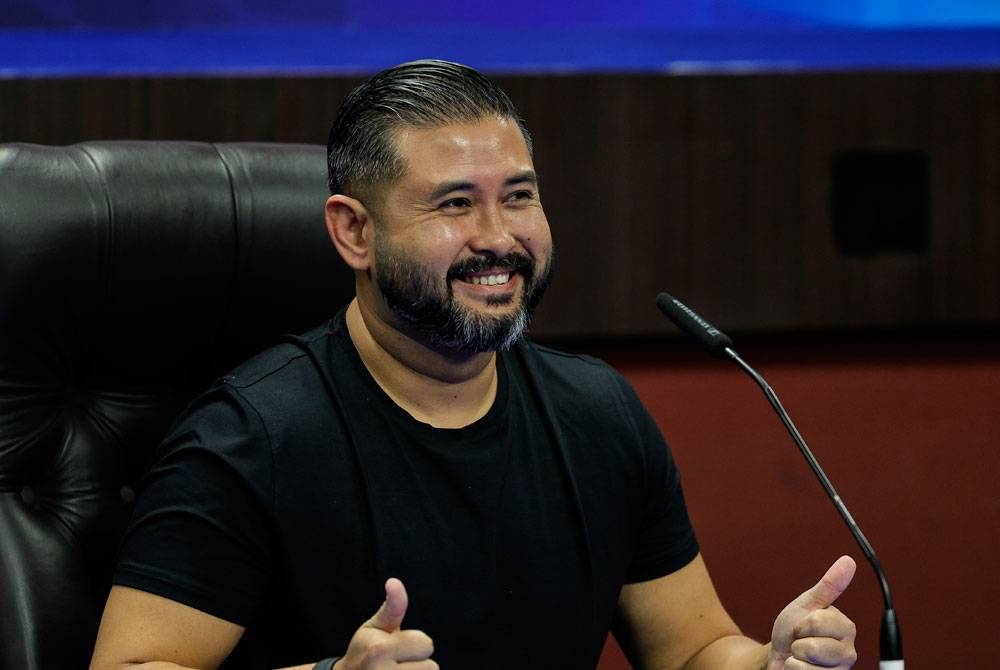 Tunku Ismail berkenan menghadiri sidang media selepas Majlis Perasmian Projek Penggantian Rumput Stadium Nasional di Bukit Jalil pada Sabtu. Foto: Bernama