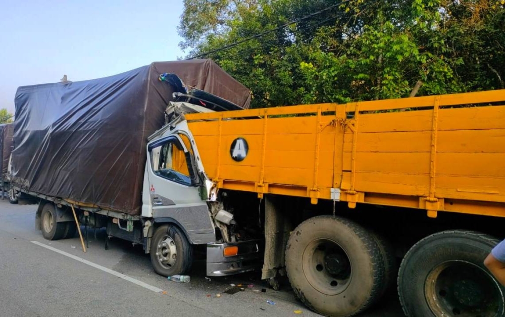 Seorang pemandu dan kelindan maut selepas lori muatan cat dinaiki mereka merempuh bahagian belakang sebuah treler yang rosak di Kilometer 43.5 Jalan Gua Musang-Kuala Krai pada Sabtu.