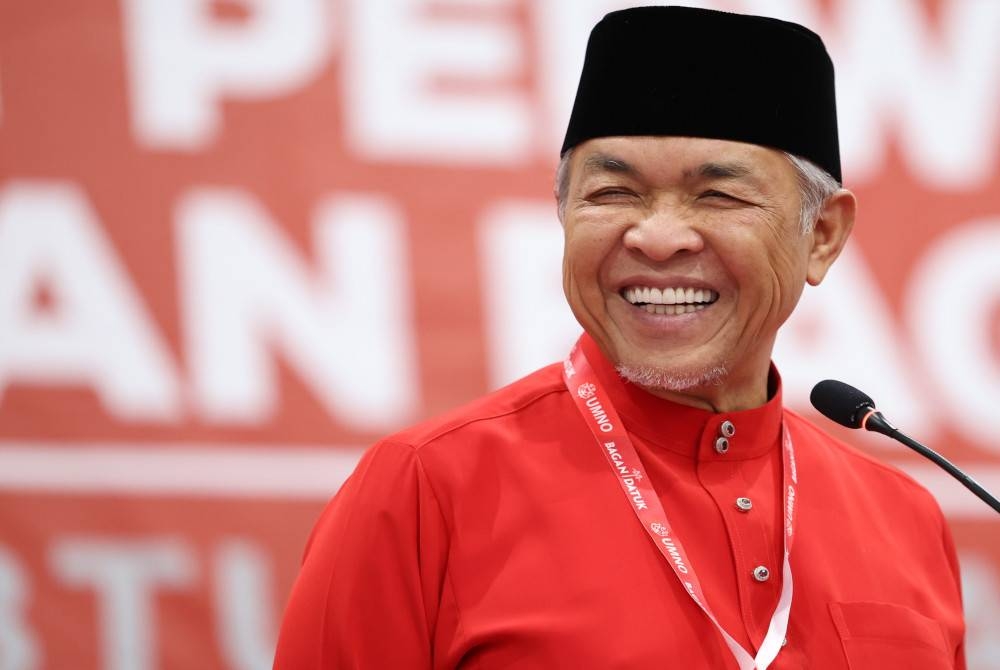 Presiden UMNO yang juga Timbalan Perdana Menteri Datuk Seri Dr Ahmad Zahid Hamidi ketika berucap pada Mesyuarat Perwakilan UMNO Bahagian Bagan Datuk di Kompleks UMNO Bagan Datuk. - Foto Bernama