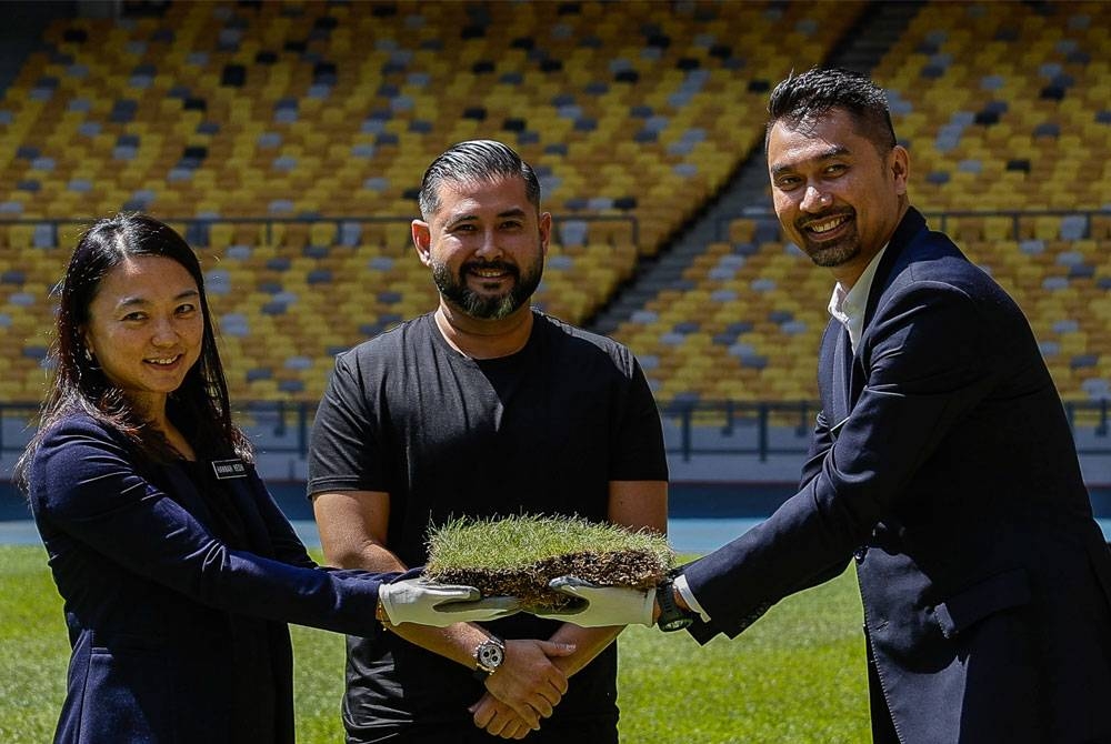 Tunku Ismail (tengah) berkenan menyaksikan perasmian Projek Penggantian Rumput Stadium Nasional di Bukit Jalil pada Sabtu, yang disempurnakan Menteri Belia dan Sukan, Hannah Yeoh (kiri) dan Ketua Pegawai Eksekutif Perbadanan Stadium Malaysia, Mohd Faidz Sanusi. Foto Bernama