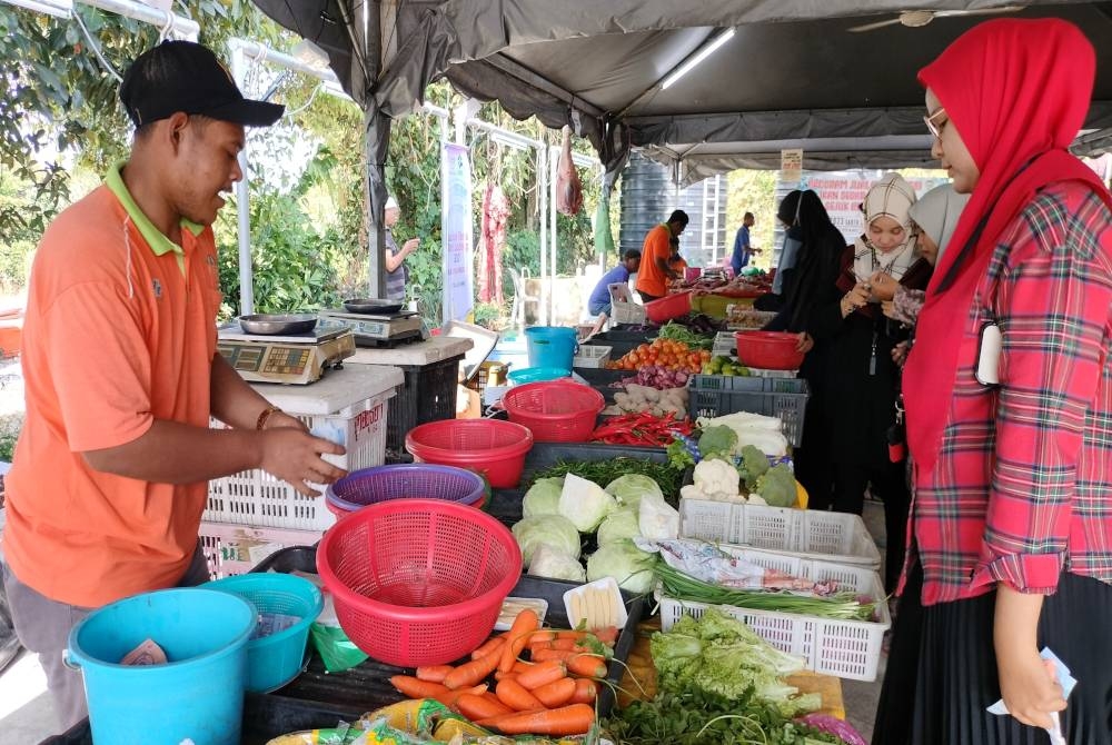 Jualan barangan segar termasuk buah-buahan dan sayur-sayuran turut diadakan sempena Jualan Terus Dari Ladang sempena Istiqbal Ramadan Mega @Masjid Al-Busyra pada Sabtu.