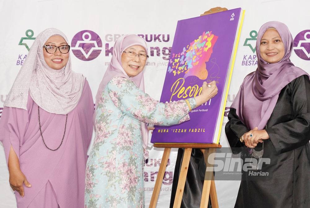 Datuk Seri Dr Wan Azizah Wan Ismail (tengah) ketika melancarkan buku Pesona Personaliti sambil diperhatikan oleh Pengerusi Kumpulan Karangkraf yang juga Ketua Pegawai Eksekutif Grup Buku Karangkraf, Firdaus Hussamuddin (kiri) dan penulis, Muna Izzah Fadzil.