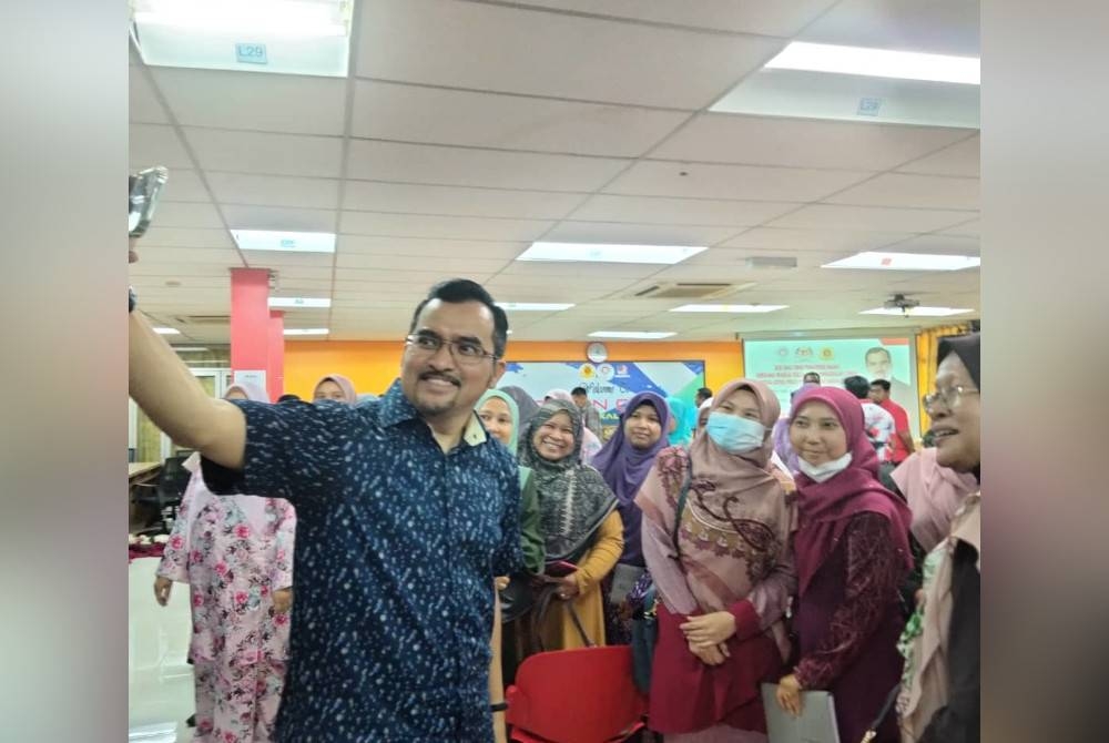 Asyraf Wajdi berswafoto bersama guru MRSM Pengkalan Chepa ketika Program Sesi Libat Urus Pengerusi Mara Bersama Warga Kerja MRSM Pengkalan Chepa dan Ketua-Ketua Pusat Pentadbiran Mara di Kelantan.