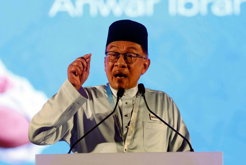 Anwar menyampaikan ucapan penggulungan dan penangguhan Kongres Nasional Khas 2023 di Stadium Malawati pada Sabtu. - Foto: Bernama