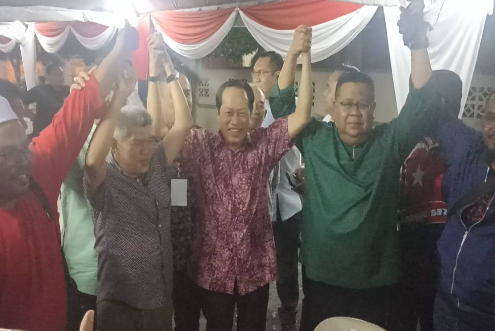 Ahmad Maslan (tengah) diraikan selepas menang Ketua UMNO Bahagian Pontian pada pemilihan parti di Dewan Jubli Intan Sultan Ibrahim Pontian, pada Sabtu.