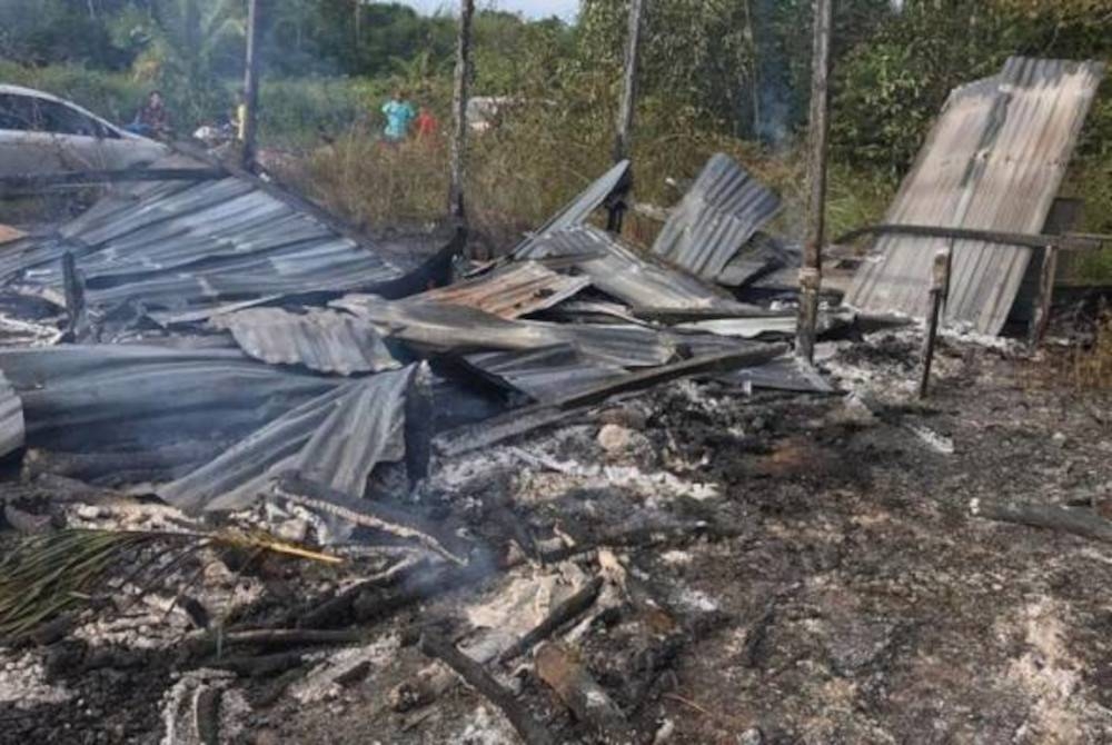 Seorang lelaki warga emas maut dalam kebakaran membabitkan sebuah rumah di Kampung Paya Keladi, Kuala Lipis hari ini. - Foto Twitter Bernama