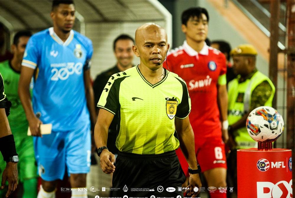 Zulkarnain (tengah) mengadili aksi Liga Super yang menemukan Penang FC dan Sabah FC di Kota Kinabalu pada Jumaat. -Foto Penang FC