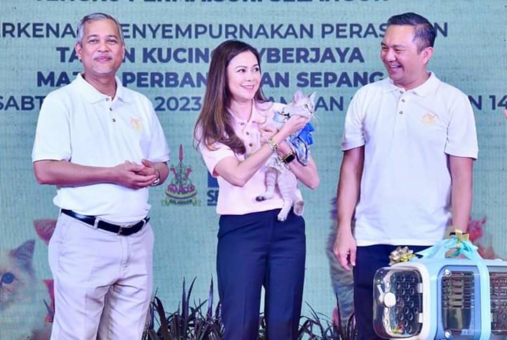 Tengku Permaisuri Norashikin (tengah) berkenan merasmikan Taman Kucing Cyberjaya di Taman Tasik Cyberjaya.